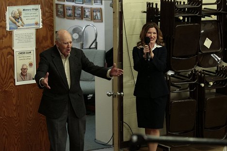 Carl Reiner, Kathryn Hahn - Parks and Recreation - Campaign Shake-Up - Photos