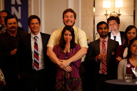 Nick Offerman, Rob Lowe, Chris Pratt, Aubrey Plaza, Aziz Ansari, Adam Scott, Rashida Jones - Parks and Recreation - Win, Lose, or Draw - Photos