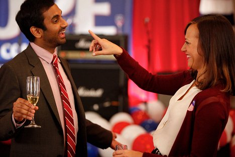 Aziz Ansari, Rashida Jones - Parks and Recreation - Win, Lose, or Draw - Photos