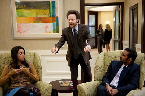 Aubrey Plaza, Jon Glaser, Aziz Ansari - Parks and Recreation - Schlüsselübergabe - Filmfotos