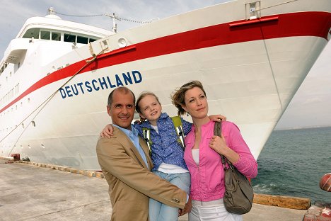 Christoph Maria Herbst, Paula Hartmann, Julia Stinshoff - Das Traumschiff - Bora Bora - Photos