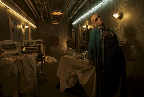 Denis O'Hare - American Horror Story - Hôtel - Promo
