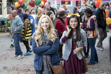 Dove Cameron, Tiffany Espensen - R.L. Stine's Monsterville: The Cabinet of Souls - Filmfotók