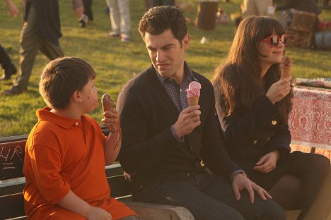 Max Greenfield, Zooey Deschanel - New Girl - Photos