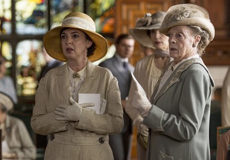 Phoebe Nicholls, Maggie Smith - Downton Abbey - Episode 8 - Photos