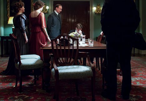 Miranda Richardson, Chloe Pirrie, David Thewlis, Finn Cole - An Inspector Calls - Z filmu