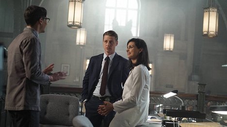 Ben McKenzie, Morena Baccarin - Gotham - Scarification - Photos