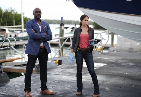 Morris Chestnut, Jaina Lee Ortiz - Rosewood - Pilot - Do filme