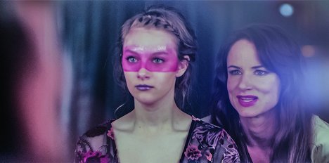 Aubrey Peeples, Juliette Lewis - Jem and the Holograms - Van film