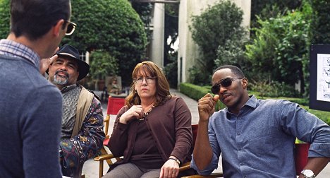 Ann Dowd, Anthony Mackie - Our Brand Is Crisis - Van film