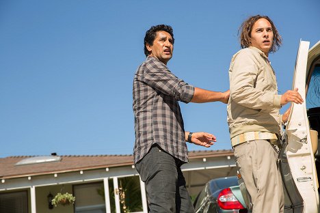 Cliff Curtis, Frank Dillane - Fear the Walking Dead - So Close, Yet So Far - Van film