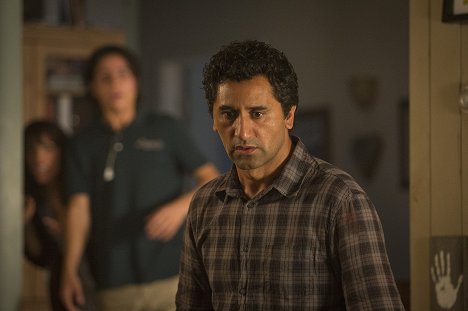 Cliff Curtis - Fear the Walking Dead - Der Hund - Filmfotos