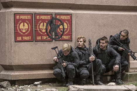 Josh Hutcherson, Sam Claflin, Wes Chatham, Evan Ross - Die Tribute von Panem: Mockingjay Teil 2 - Filmfotos