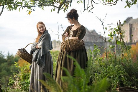 Lotte Verbeek, Caitríona Balfe - Outlander - Die Highland-Saga - Burg Leoch - Filmfotos