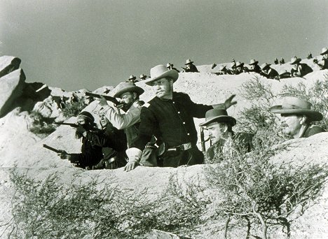 Charles Bronson, John McIntire, Walter Sande - Az apacs harcos - Filmfotók