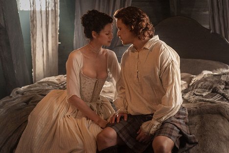 Caitríona Balfe, Sam Heughan - Outlander - The Wedding - Van film