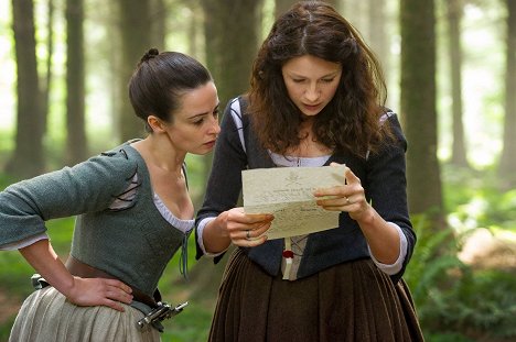 Laura Donnelly, Caitríona Balfe - Outlander - The Search - Photos