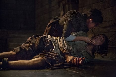 Caitríona Balfe, Sam Heughan - Outlander - Die Highland-Saga - Im Kerker - Filmfotos