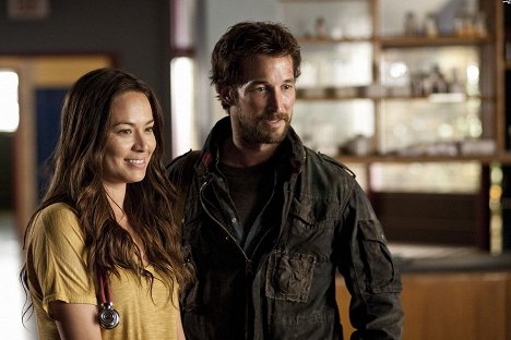 Moon Bloodgood, Noah Wyle - Falling Skies - Sanctuary: Part 2 - Photos