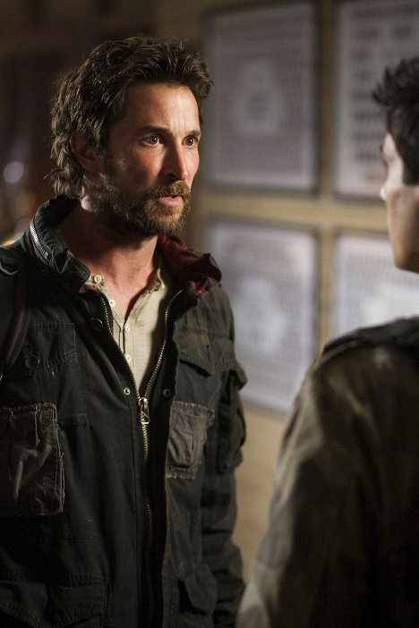 Noah Wyle - Falling Skies - Eight Hours - Photos