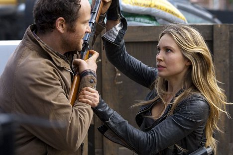 Sarah Carter - Falling Skies - Eight Hours - Photos