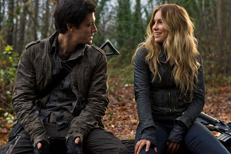 Drew Roy, Sarah Carter - Falling Skies - Love and Other Acts of Courage - Do filme