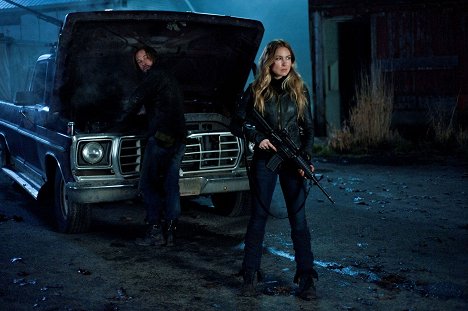 Colin Cunningham, Sarah Carter - Falling Skies - Death March - De la película