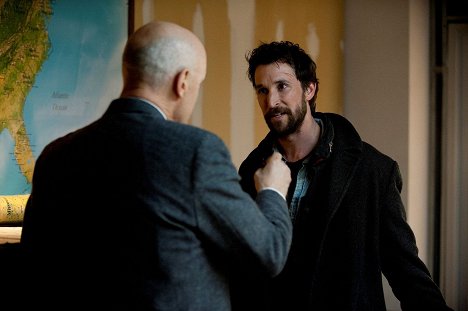 Noah Wyle - Falling Skies - The Price of Greatness - Photos