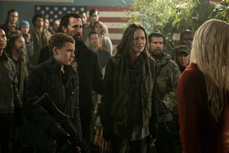 Maxim Knight, Noah Wyle, Moon Bloodgood - Falling Skies - Eine dunkle Nacht - Filmfotos