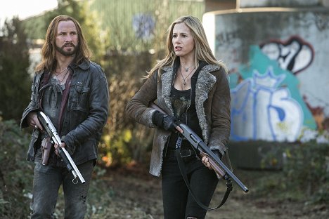 Colin Cunningham, Mira Sorvino - Falling Skies - A Thing with Feathers - De filmes