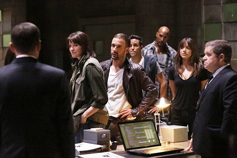 Lucy Lawless, Nick Blood, Chloe Bennet - Agents of S.H.I.E.L.D. - Shadows - Photos