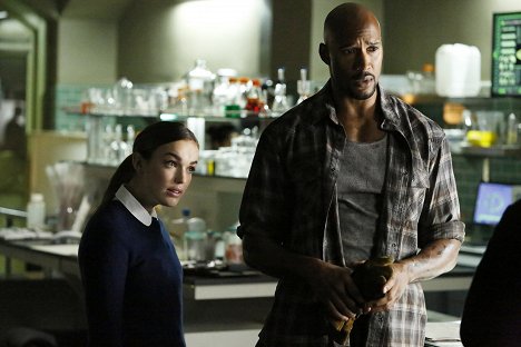 Chloe Bennet, Henry Simmons - Agents of S.H.I.E.L.D. - Heavy Is the Head - Photos