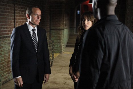 Clark Gregg, Chloe Bennet - Agents of S.H.I.E.L.D. - Heavy Is the Head - Photos