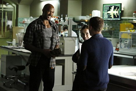 Henry Simmons, Elizabeth Henstridge - Agents of S.H.I.E.L.D. - Heavy Is the Head - Photos