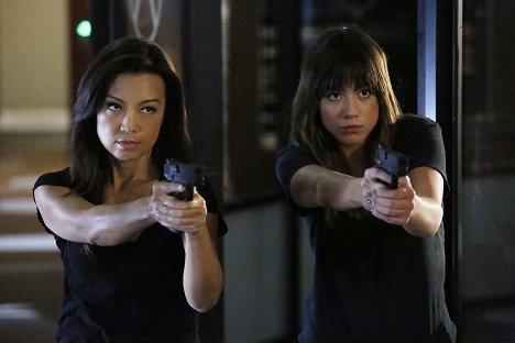 Ming-Na Wen, Chloe Bennet - Agents of S.H.I.E.L.D. - Ye Who Enter Here - Photos