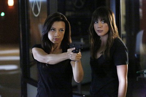 Ming-Na Wen, Chloe Bennet - Agents of S.H.I.E.L.D. - Ye Who Enter Here - Photos