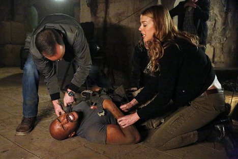 Henry Simmons, Adrianne Palicki - Agents of S.H.I.E.L.D. - Ye Who Enter Here - Photos