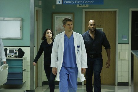 Chloe Bennet, Luke Mitchell - Agents of S.H.I.E.L.D. - Laws of Nature - Photos