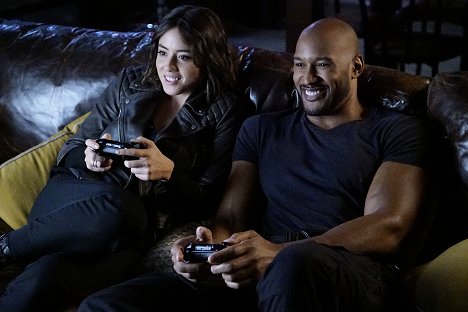 Chloe Bennet, Henry Simmons - Agents of S.H.I.E.L.D. - A Wanted (Inhu)Man - Photos