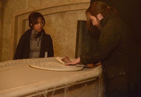 Nicole Beharie, Tom Mison - Sleepy Hollow - The Indispensable Man - Photos