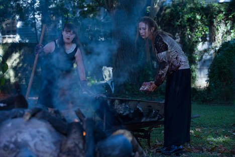 Jamie Brewer, Taissa Farmiga - American Horror Story - Burn, Witch. Burn! - Photos