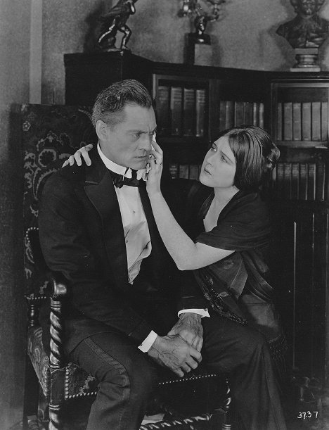 Lionel Barrymore, Seena Owen - The Face in the Fog - Filmfotos