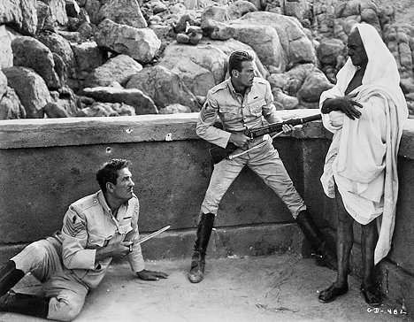 Victor McLaglen, Douglas Fairbanks Jr., Eduardo Ciannelli - Aufstand in Sidi Hakim - Filmfotos