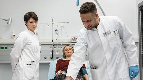 Katharina Nesytowa, Caroline Scholze, Mike Adler - In aller Freundschaft - Die jungen Ärzte - Auf Herz und Nieren - Filmfotos
