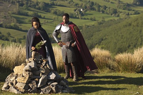 Angel Coulby, Tomiwa Edun - Merlin – Die neuen Abenteuer - Der dunkle Turm - Filmfotos