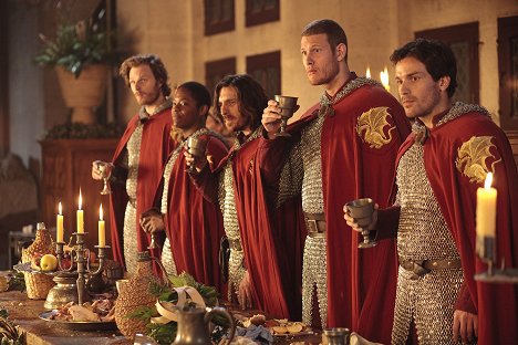 Rupert Young, Tomiwa Edun, Eoin Macken, Tom Hopper, Santiago Cabrera - Merlin - Nejtemnější hodina: část 1. - Z filmu