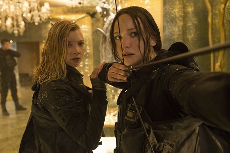 Natalie Dormer, Jennifer Lawrence - The Hunger Games - Mockingjay: Part 2 - Filmfotos