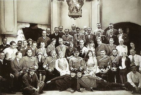Vlasta Burian, Helena Monczáková, Theodor Pištěk, Jiří Hron, Máňa Ženíšková, Karel Lamač - C. a k. polní maršálek - Tournage