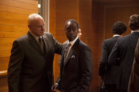 Alan Dale, Don Cheadle - House of Lies - Mikrophallus - Filmfotos