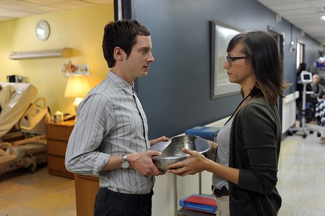 Elijah Wood, Rashida Jones - Wilfred - Respect - Photos